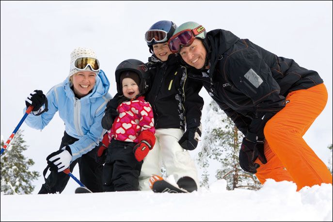 Familj på skidsemester i Branäs