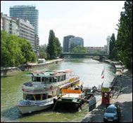 Sightseeingbåtar på Danube-kanalen